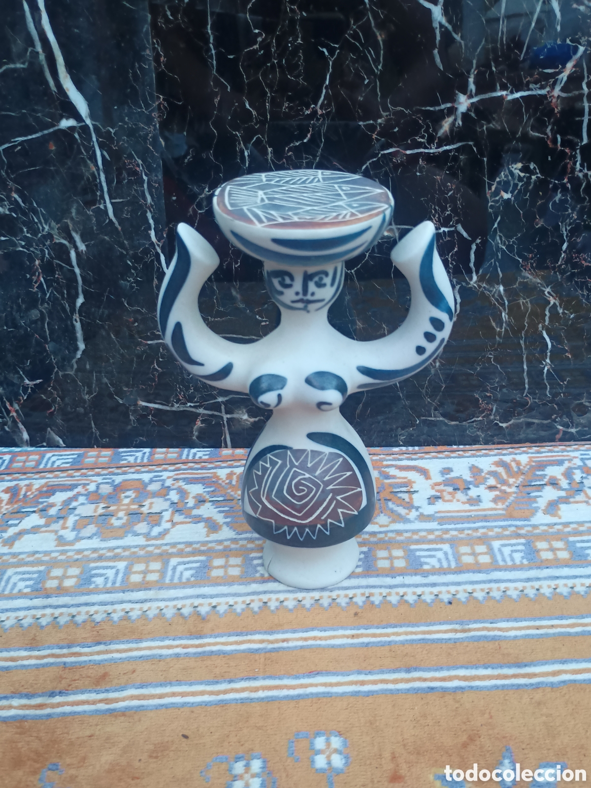 Antig&uuml;edades: florero de porcelana vidriada que representa a una pescadora