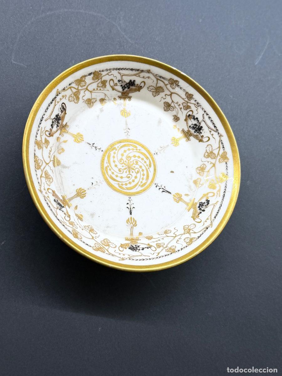 Antig&uuml;edades: REAL F&Aacute;BRICA DE BUEN RETIRO PEQUE&Ntilde;O PLATO PLATILLO DE PORCELANA PINTADO A MANO DORADO ORO AL FUEGO