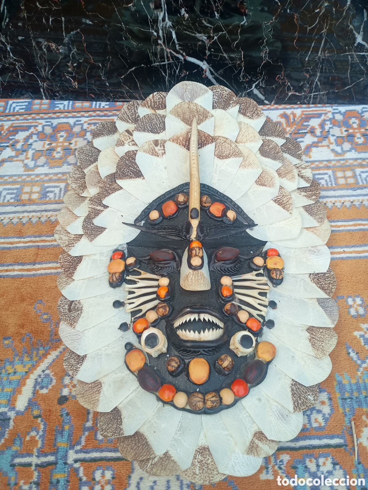 Antig&uuml;edades: m&aacute;scara artesanal decorativa de inspiraci&oacute;n ind&iacute;gena de la regi&oacute;n amaz&oacute;nica.
