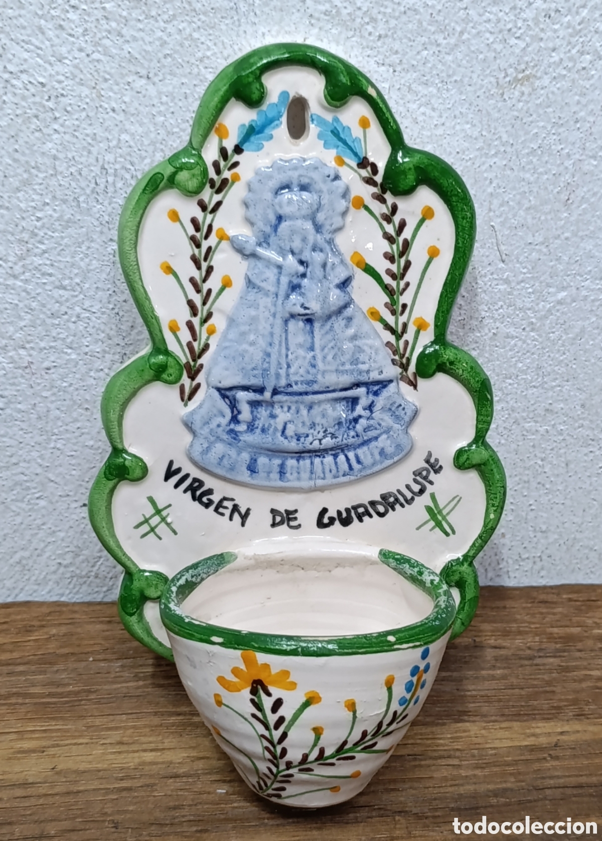 Antig&uuml;edades: BONITA BENDITERA DE CER&Aacute;MICA VIDRIADA DE LA VIRGEN DE GUADALUPE.