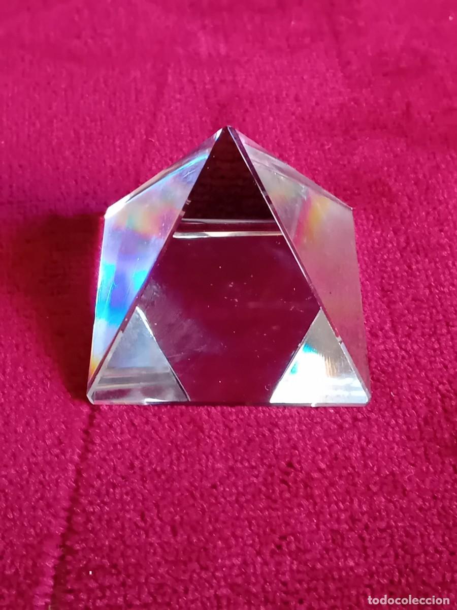 Antig&uuml;edades: Pir&aacute;mide de cristal facetada