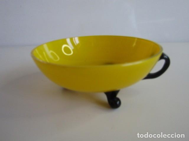 Antig&uuml;edades: PRECIOSA TAZA DE CRISTAL AMARILLO Y APOYOS EN CRISTAL NEGRO RAR