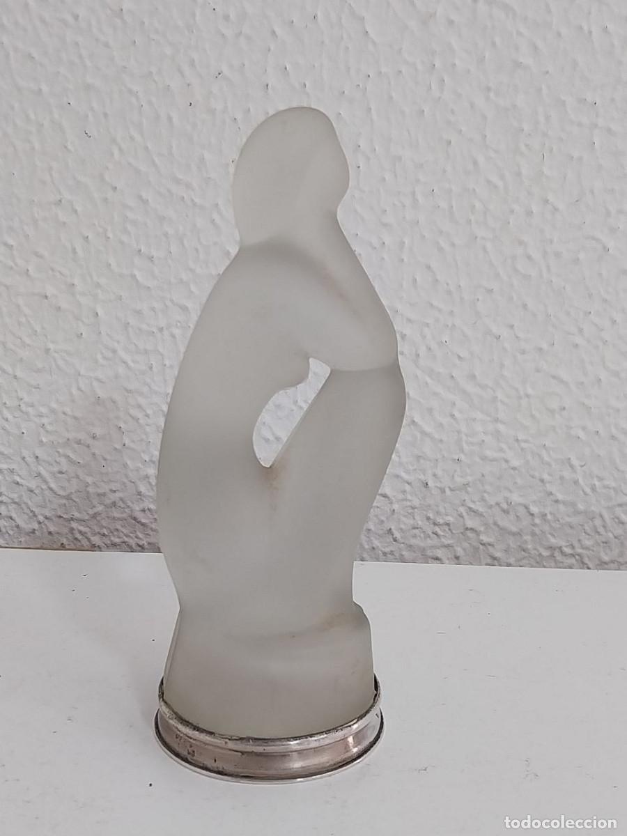 Antig&uuml;edades: Escultura Vidrio Satinado Sklo Union (Jitka Forejtov&aacute; 1959) con Base de Plata.