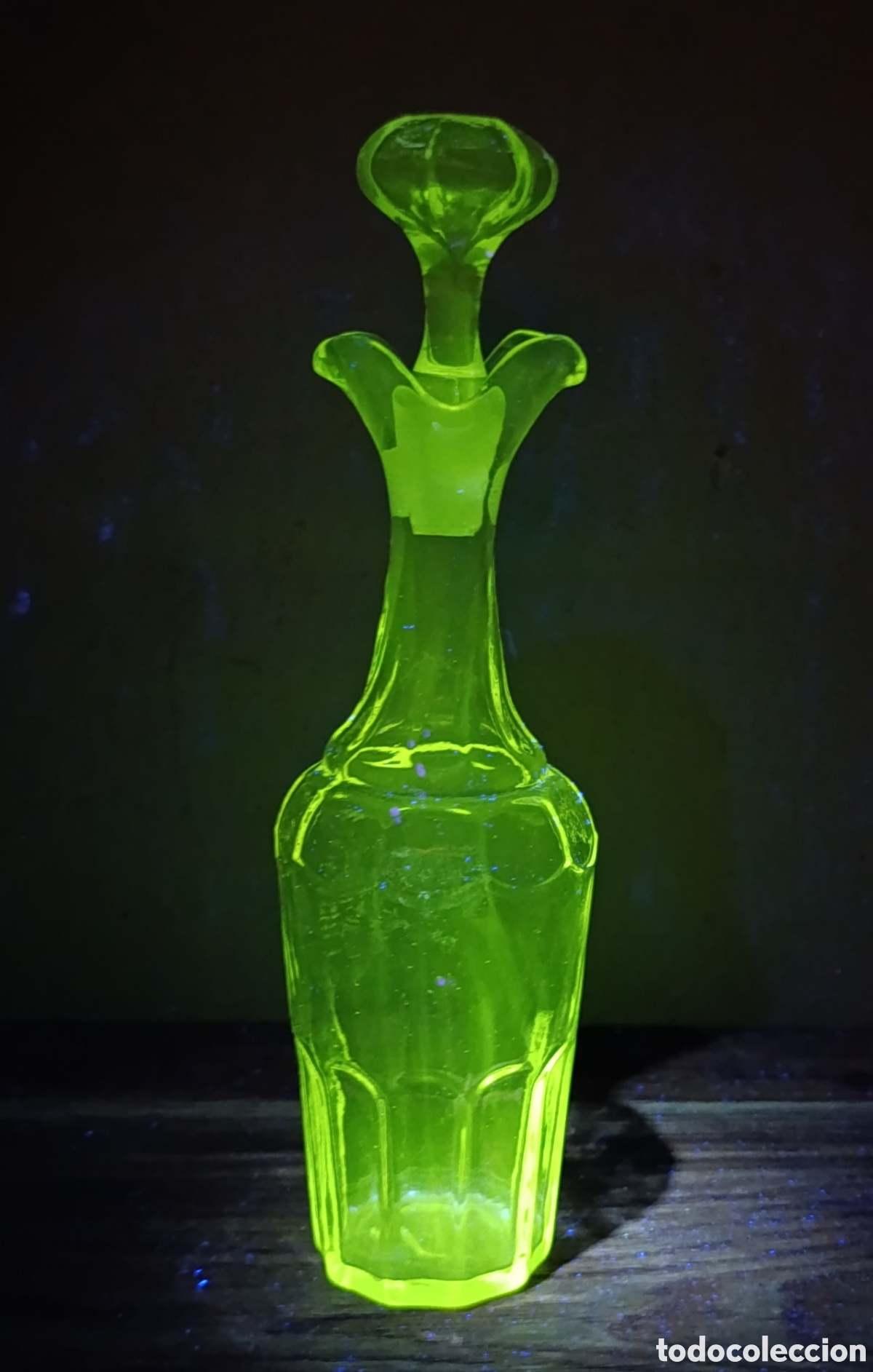 Antig&uuml;edades: ANTIGUA LICORERA DE CRISTAL DE MANGANESO.