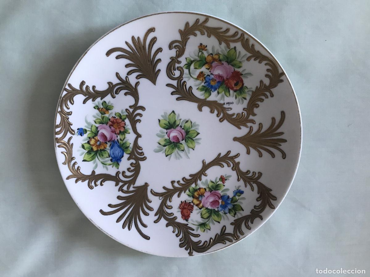 Antig&uuml;edades: Plato de porcelana decorativo pintado a mano. M. &Aacute;ngel