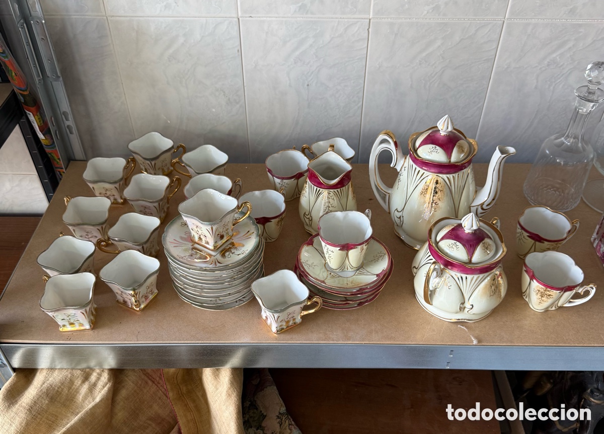 Antig&uuml;edades: Magn&iacute;fico lote de 2 juegos de caf&eacute;, el rojo completo, el verde incompleto