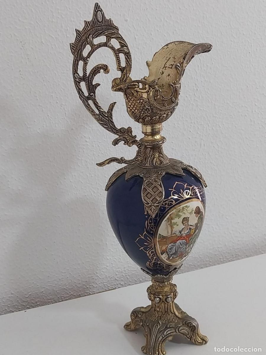 Antig&uuml;edades: Jarra ornamental de porcelana azul y bronce