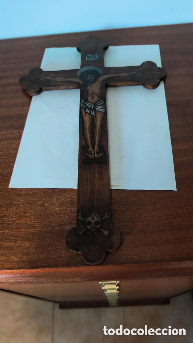 Antig&uuml;edades: Antigua Cruz de celda,realizada en madera pintada al oleo, siglo XIX