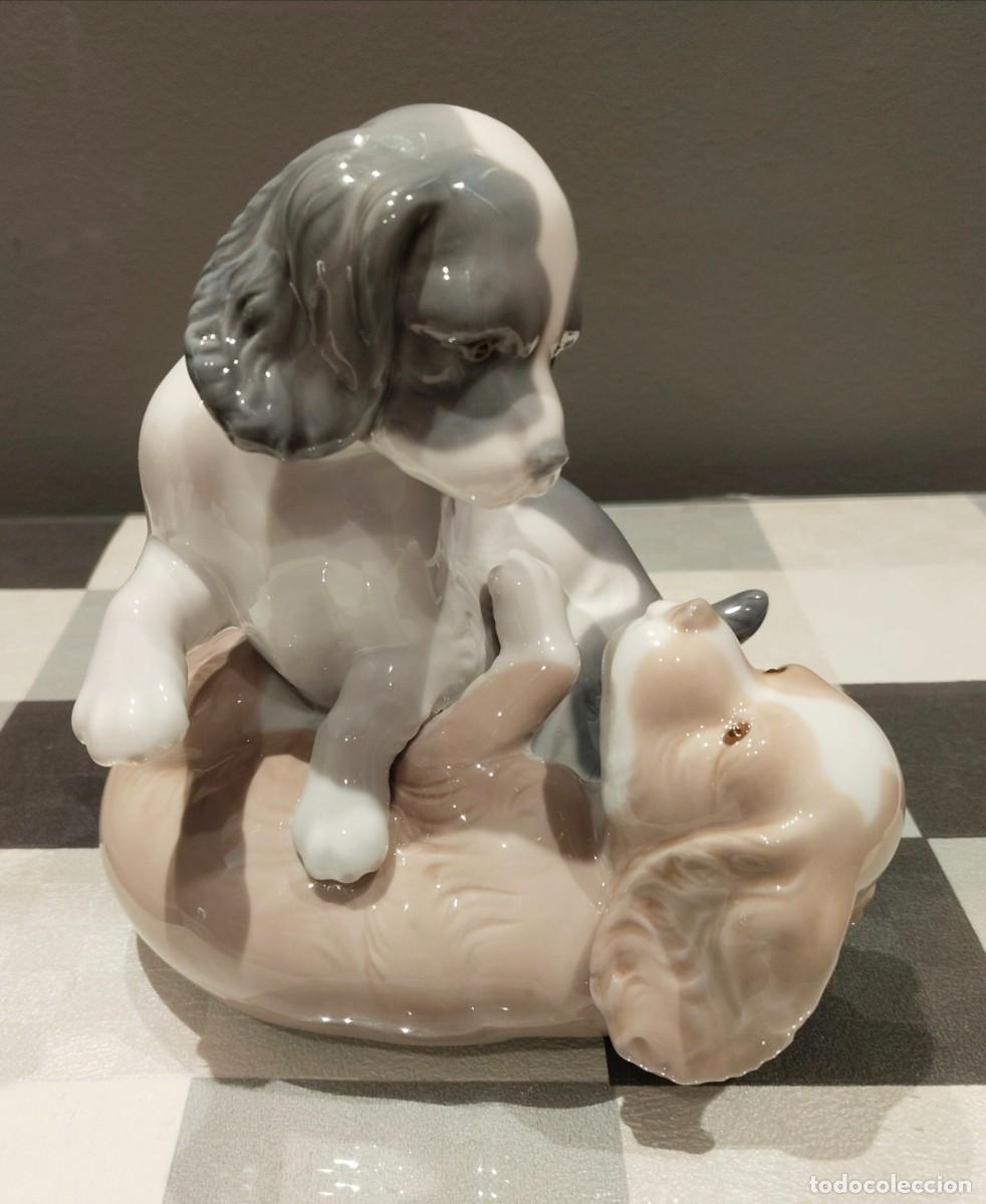 Antig&uuml;edades: Figura de porcelana Nao, de Lladr&oacute;. Perritos jugando