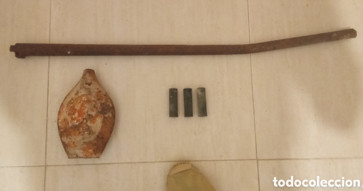 Antig&uuml;edades: CAZA. Lote de polvorera extranjera, ca&ntilde;&oacute;n de escopeta avancarga s. XIX y 3 casquillos de lat&oacute;n