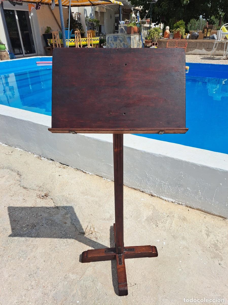 Antig&uuml;edades: Atril antiguo de madera. Siglo XIX