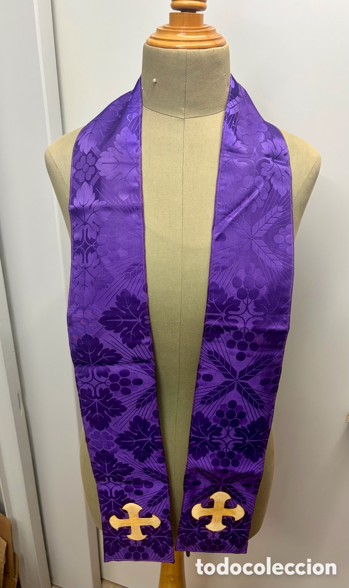 Antig&uuml;edades: Estola sacerdotal en seda bordada color violeta
