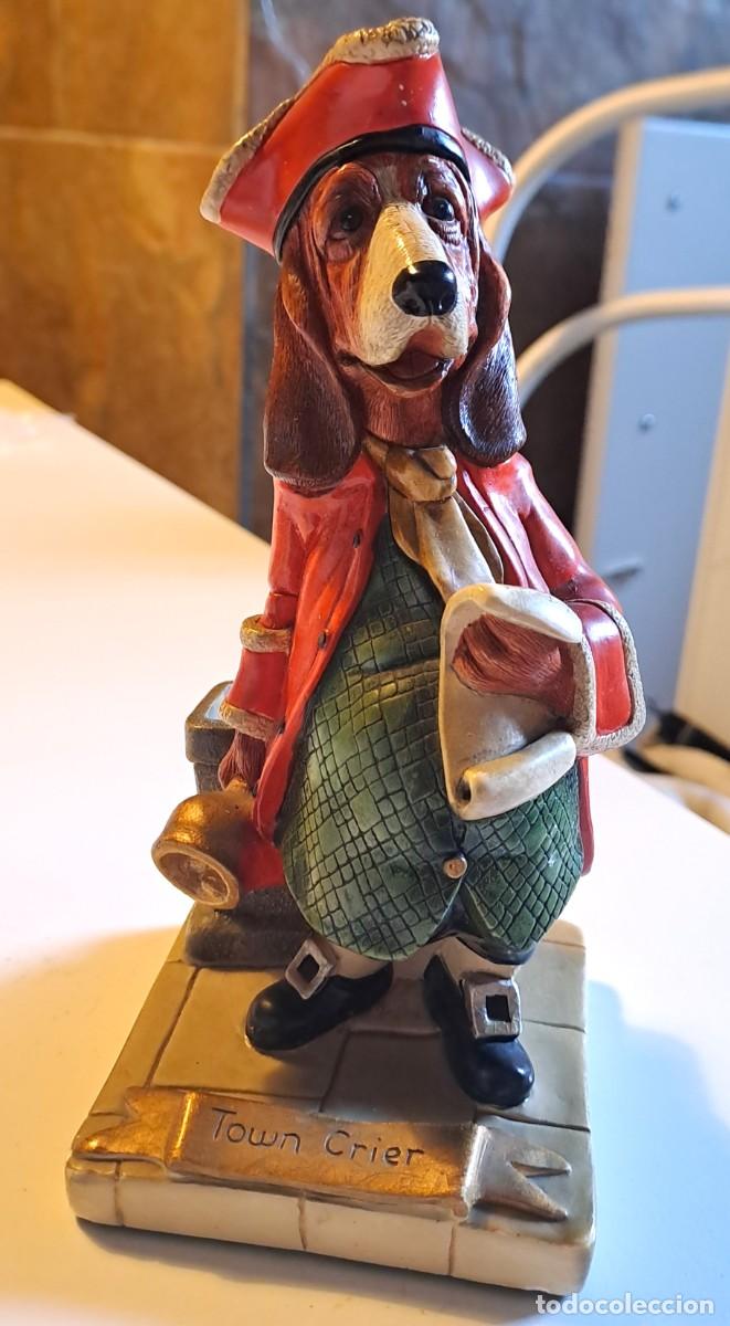 Antig&uuml;edades: FIGURA INGLESA DECORATIVA DE CERAMICA PERRO BASSET HOUND PREGONERO PUBLICO (20 cm)