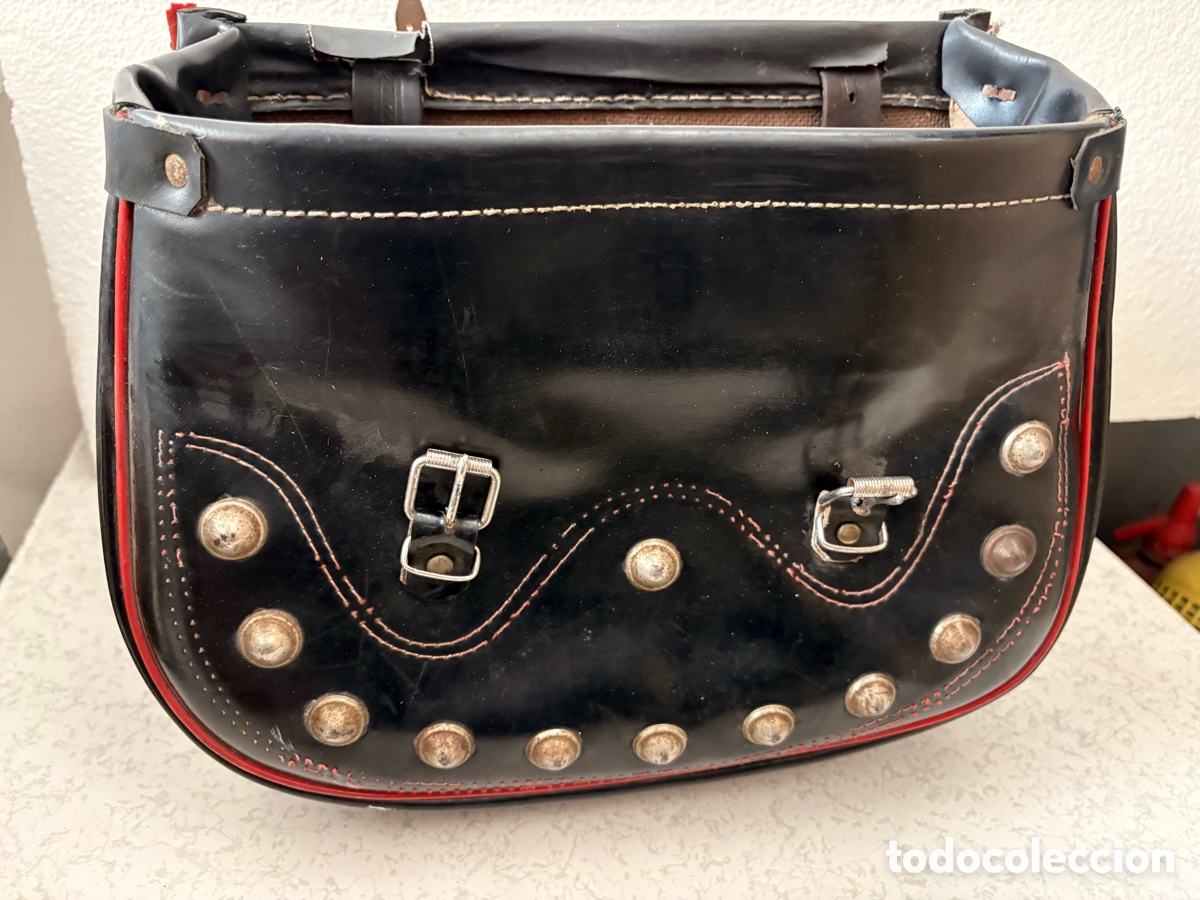 Antig&uuml;edades: Bolso vintage de cuero negro con tachuelas y detalles rojos rock punk