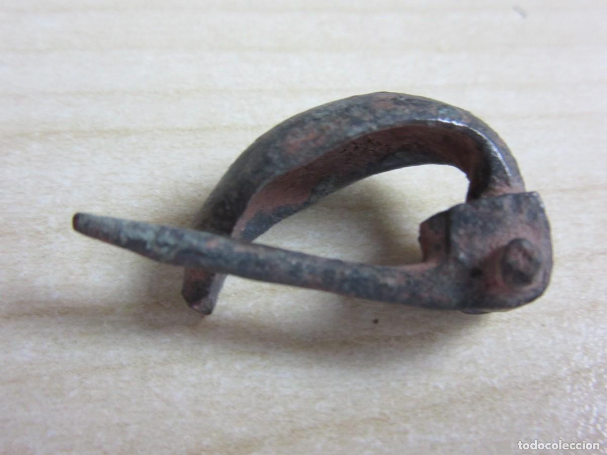 Antig&uuml;edades: Arco de f&iacute;bula anular hisp&aacute;nica de Bronce con aguja &Eacute;poca prerromana Longitud 3 cm