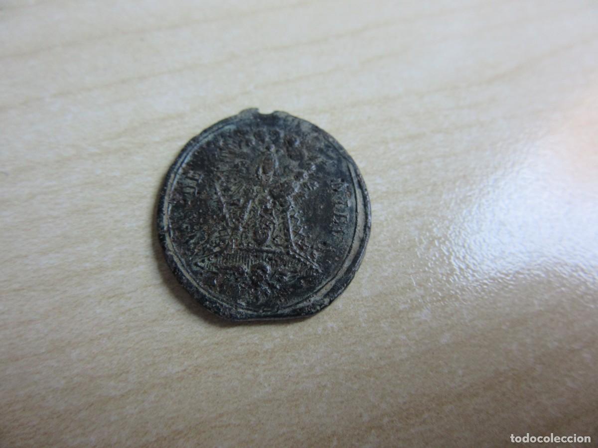 Antig&uuml;edades: Medalla de la Virgen de Nieva Reverso Escudo Dominico Posible S XIX Medidas 2,3 x 2 cm