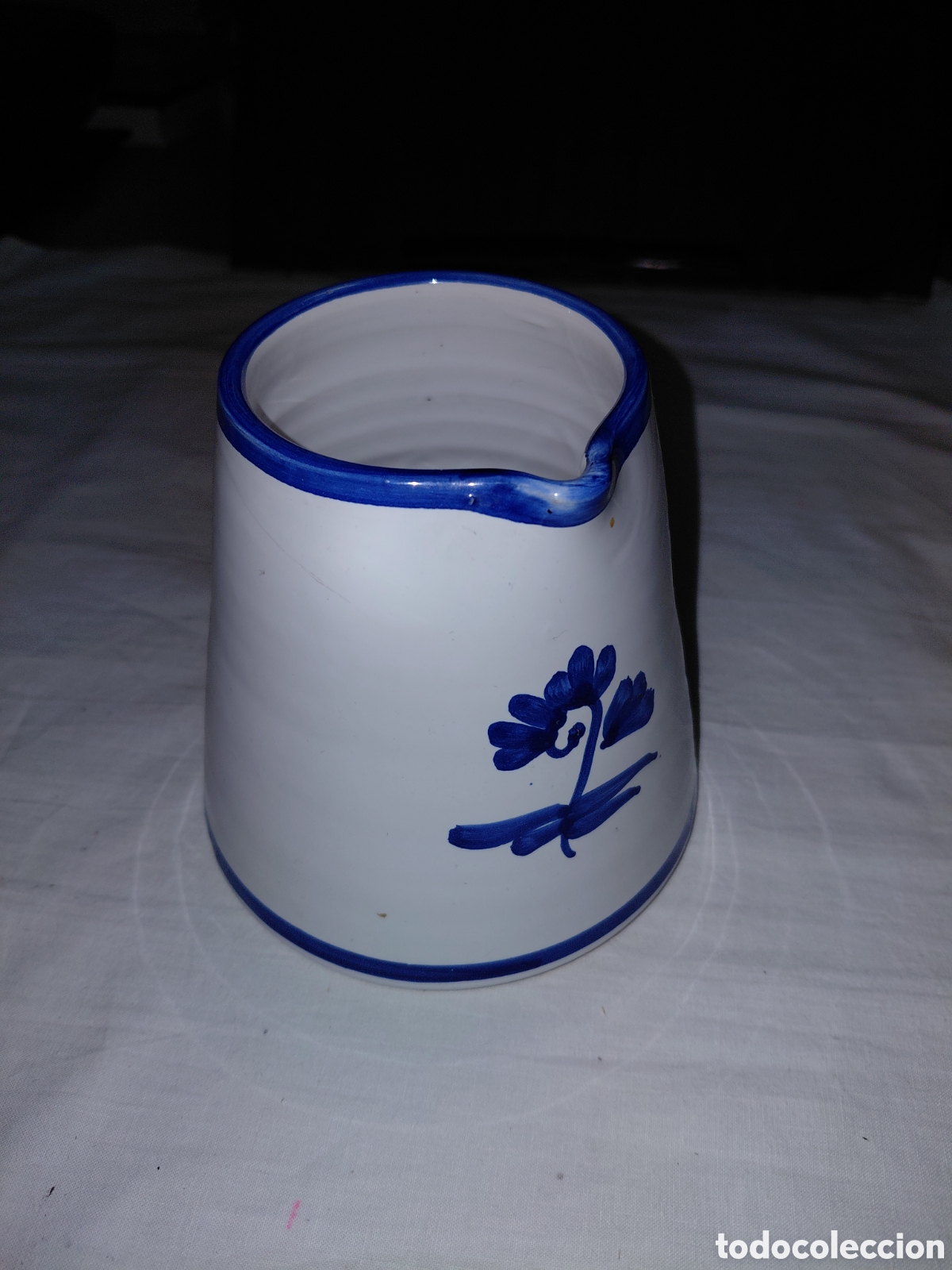 Antig&uuml;edades: BONITA JARRA DE CERAMICA BLANCA CON ADORNOS EN AZUL