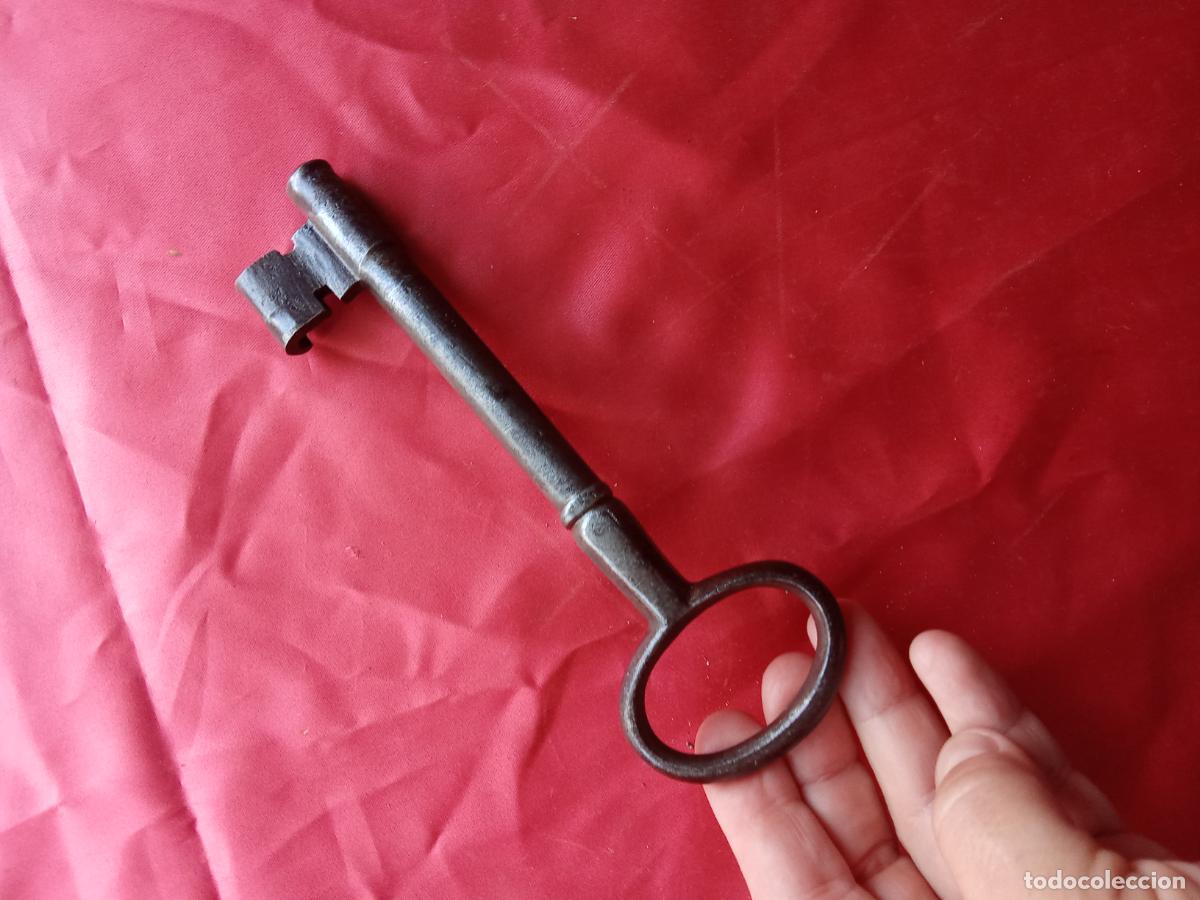 Antig&uuml;edades: Antigua llave de port&oacute;n. Buen tama&ntilde;o Caj&oacute;n Tienda