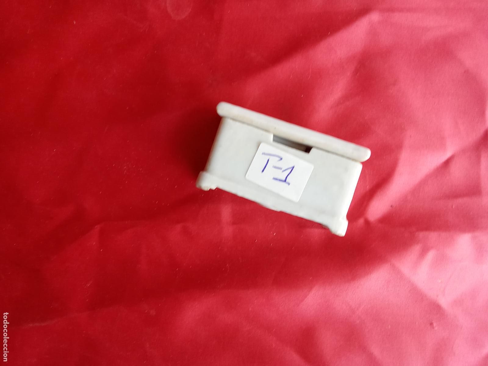 Antig&uuml;edades: Antiguo transformador de porcelana Geco 250 voltios T-1. Caja porcelana
