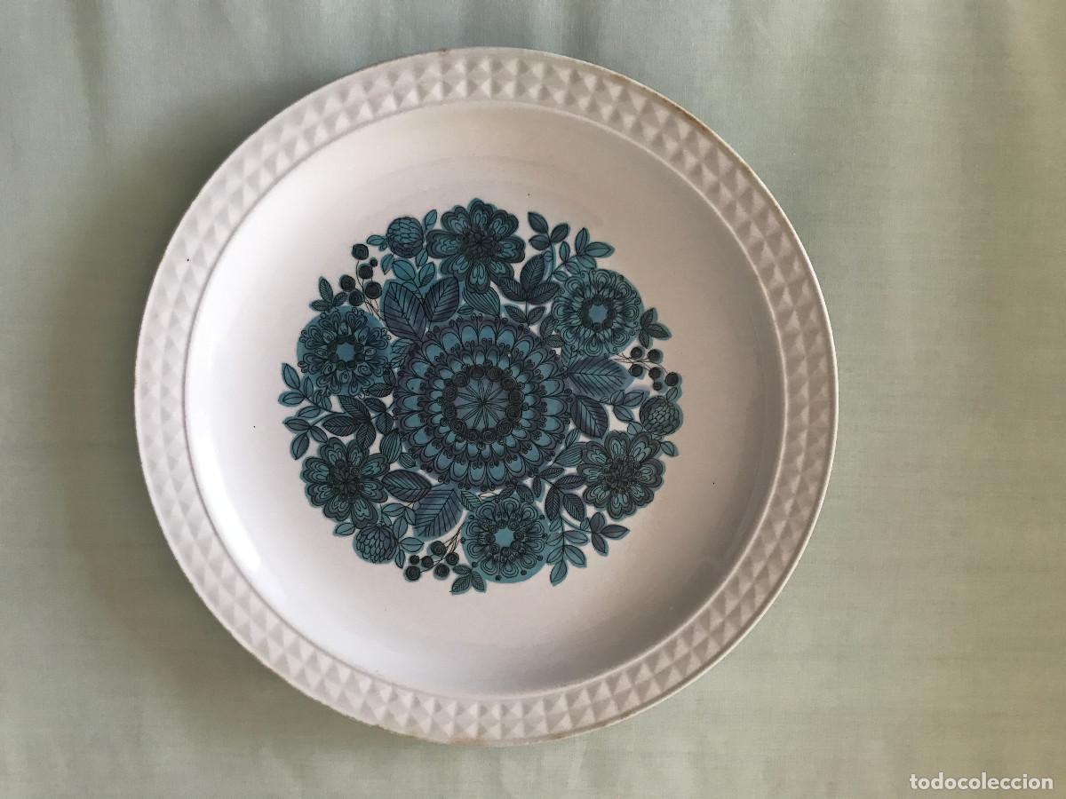Antig&uuml;edades: Plato llano Pontesa, con decoraci&oacute;n floral en azul.