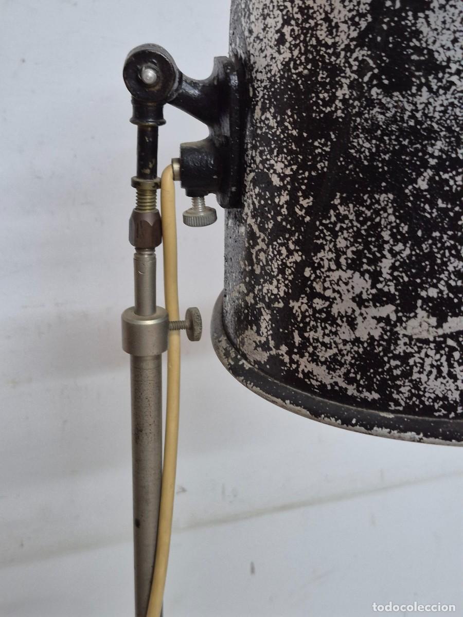 Antig&uuml;edades: L&aacute;mpara de Pie Industrial - con Base de Tr&iacute;pode - Vintage - Foto 7