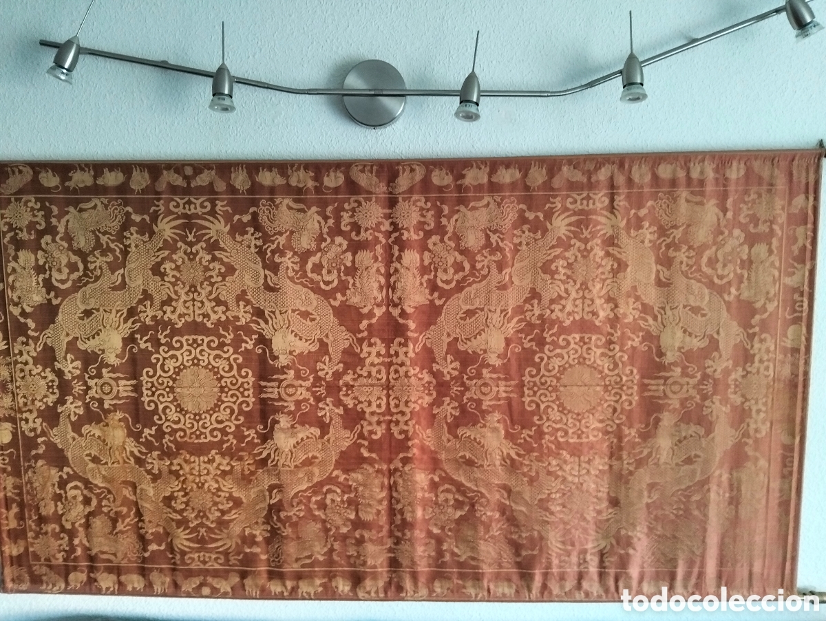 Antig&uuml;edades: Panel de sat&eacute;n de seda en tono cobre y brocado met&aacute;lico chino. Alrededor 1920.