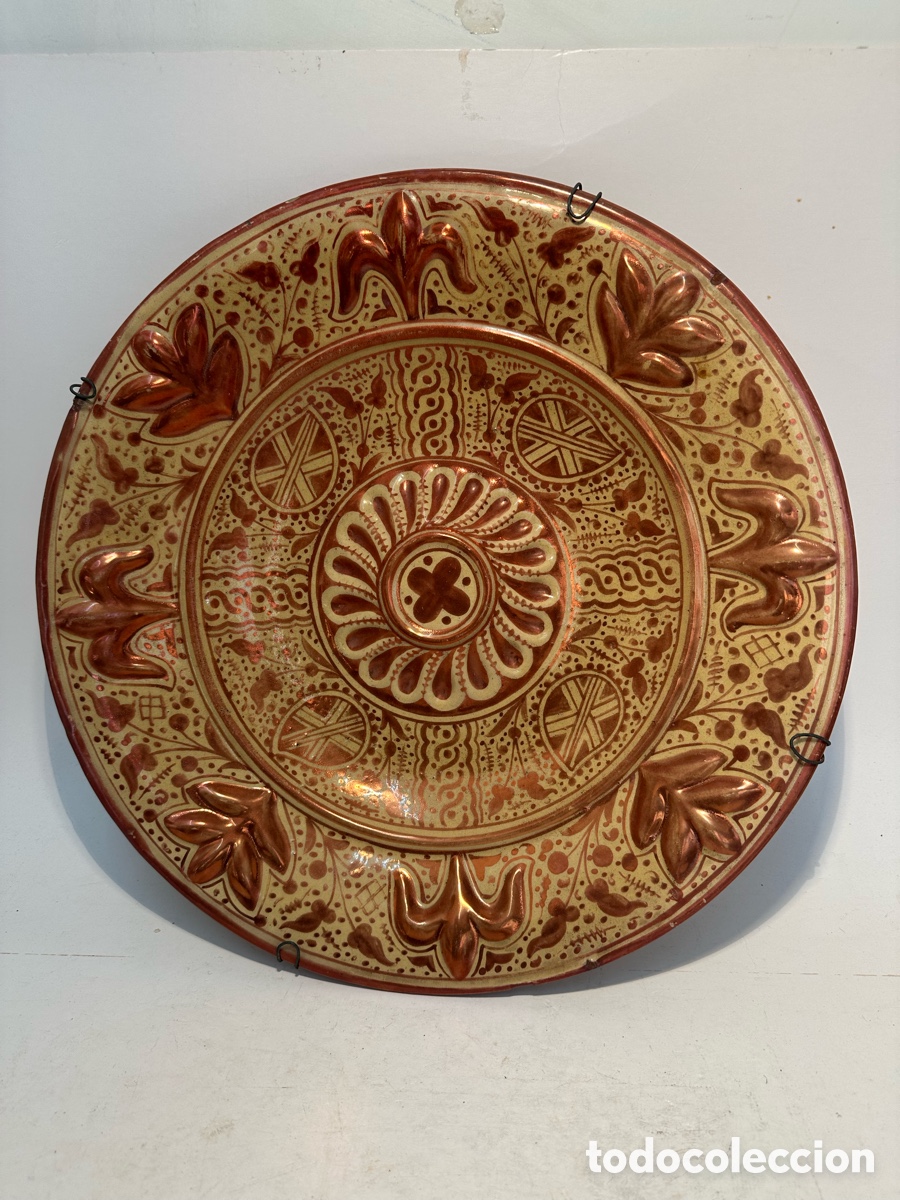 Antig&uuml;edades: ANTIGUO GRAN PLATO DE MANISES. CER&Aacute;MICA ESMALTADA DE REFLEJOS MET&Aacute;LICOS. FIRMADO L S . 40 CM