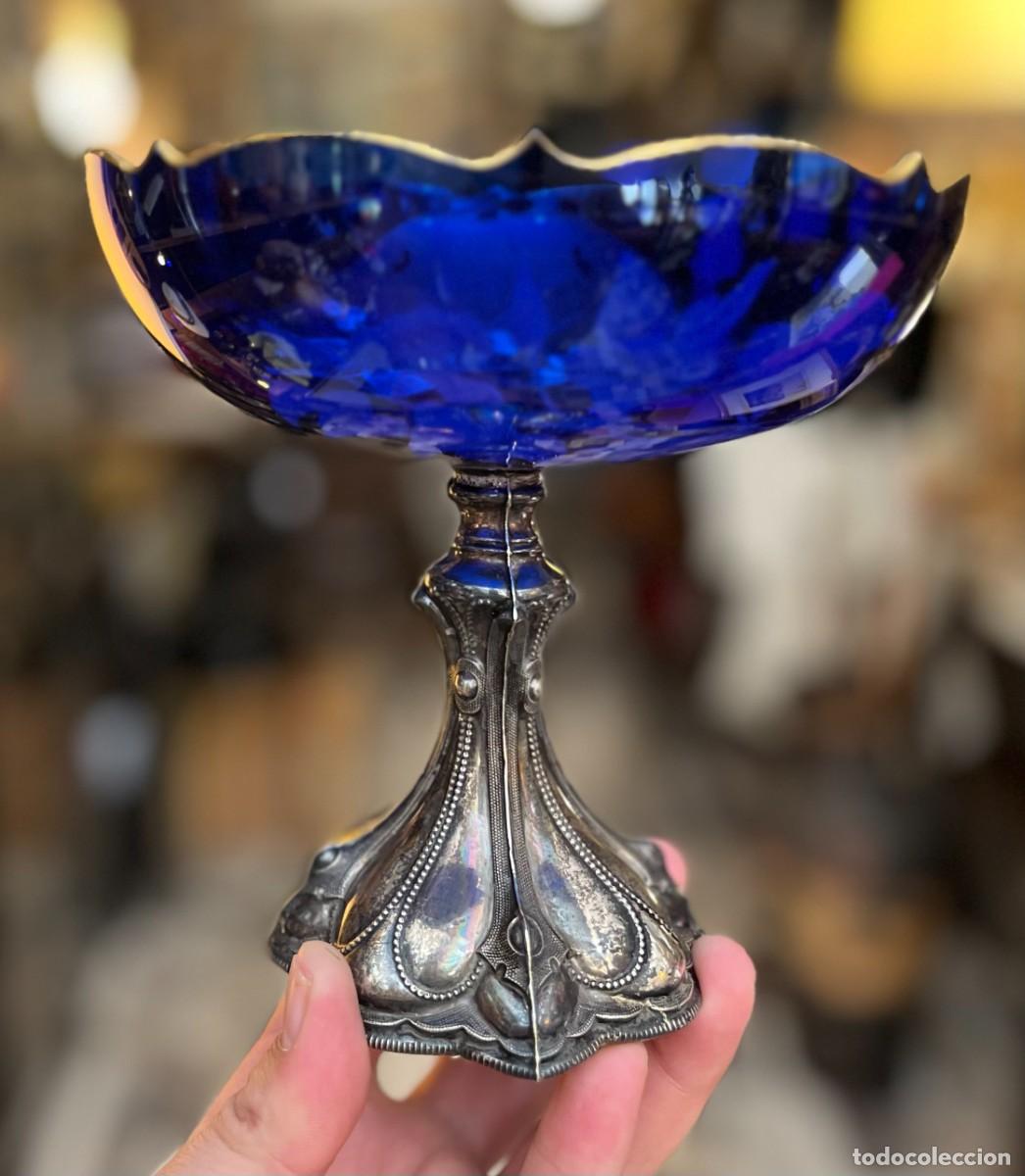 Antig&uuml;edades: CENTRO DE MESA CRISTAL AZUL BOHEMIA PINTADO A MANO BASE PLATA SIGLO XIX