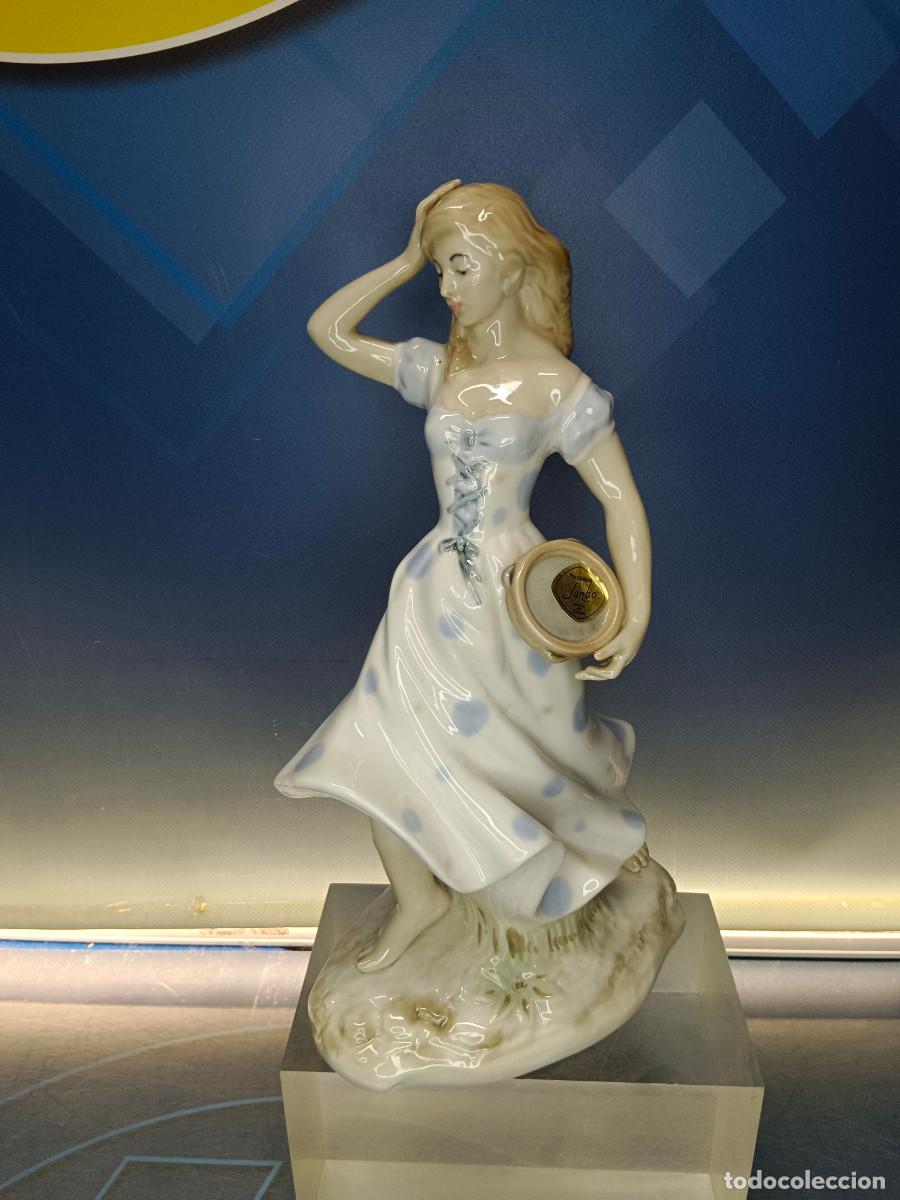 Antig&uuml;edades: Figura de porcelana Sanbo, mujer con pandereta, 30 cm