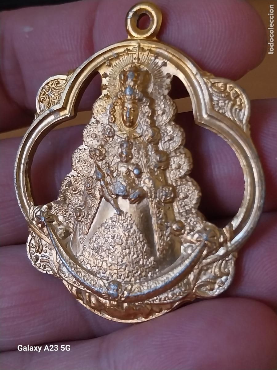 Antig&uuml;edades: VIRGEN ROCIO ALMONTE MEDALLON PROCESIONAL 5 CMS ALTO ALUMINIO DORADO