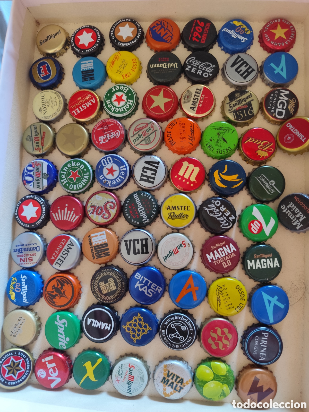 Antig&uuml;edades: Caja 4'5kg chapas cerveza y bebidas