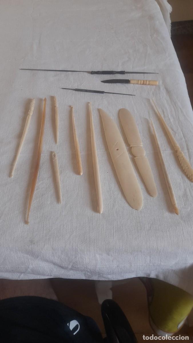 Antig&uuml;edades: Lote de 13 antiguos utensilios de costura y encaje en hueso y metal - Plegaderas, ganchillos y estil