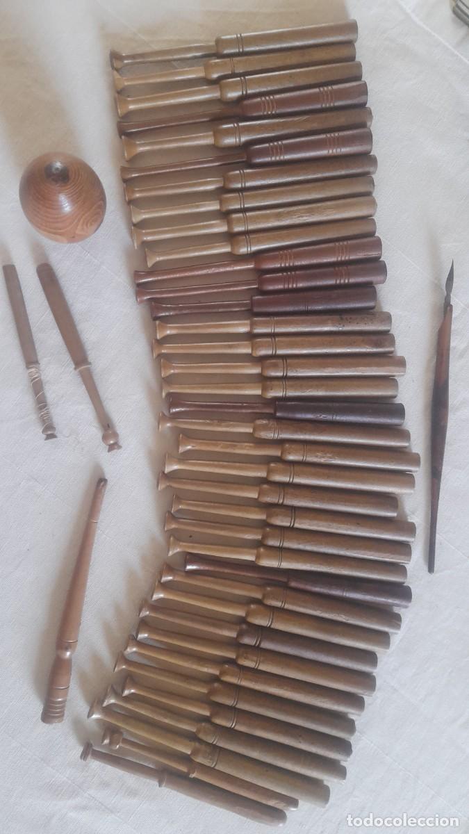 Antig&uuml;edades: Lote de antiguos bolillos de madera para encaje + palillero con plumilla y herramientas de madera&rdquo;.