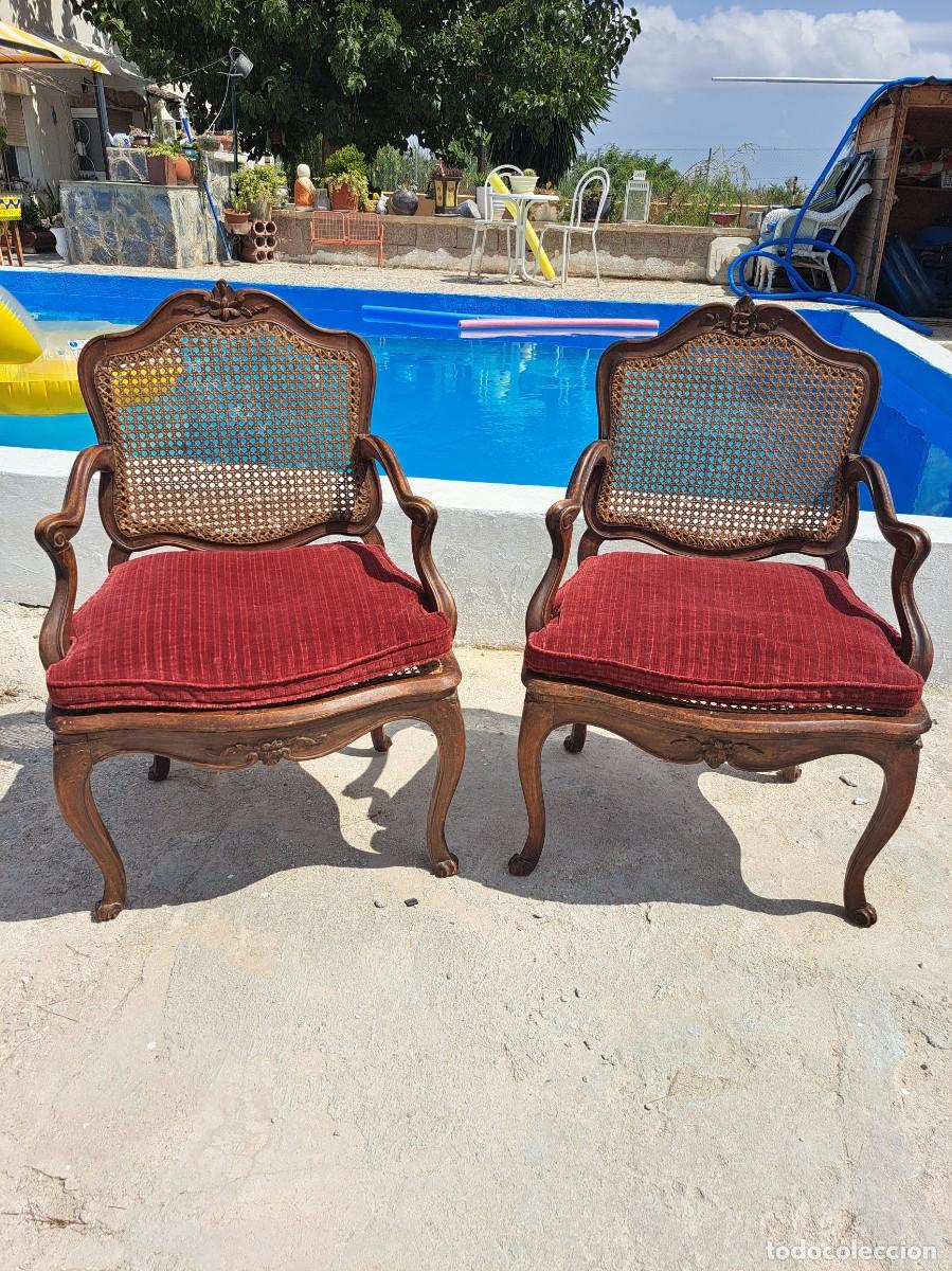 Antig&uuml;edades: Antigua pareja de sillones Luis XV de nogal y rat&aacute;n, con asiento de terciopelo rojo, siglo XIX