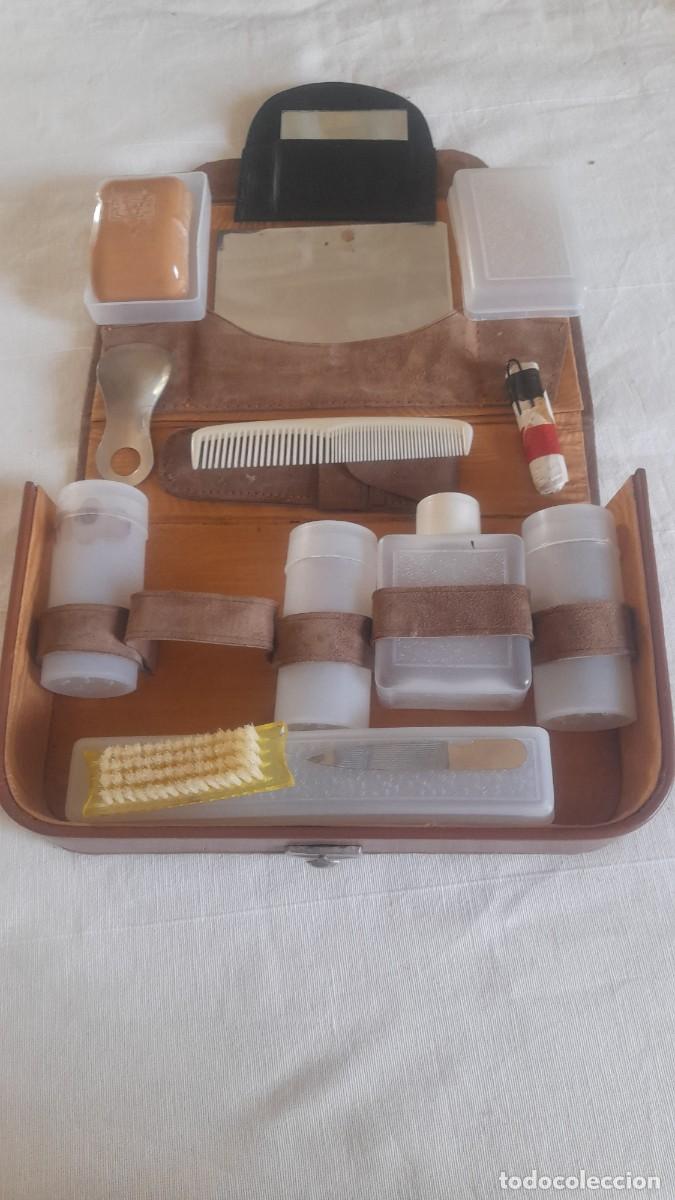Antig&uuml;edades: Neceser de viaje vintage completo en estuche de cuero con jab&oacute;n original (a&ntilde;os 50-70)&rdquo;.