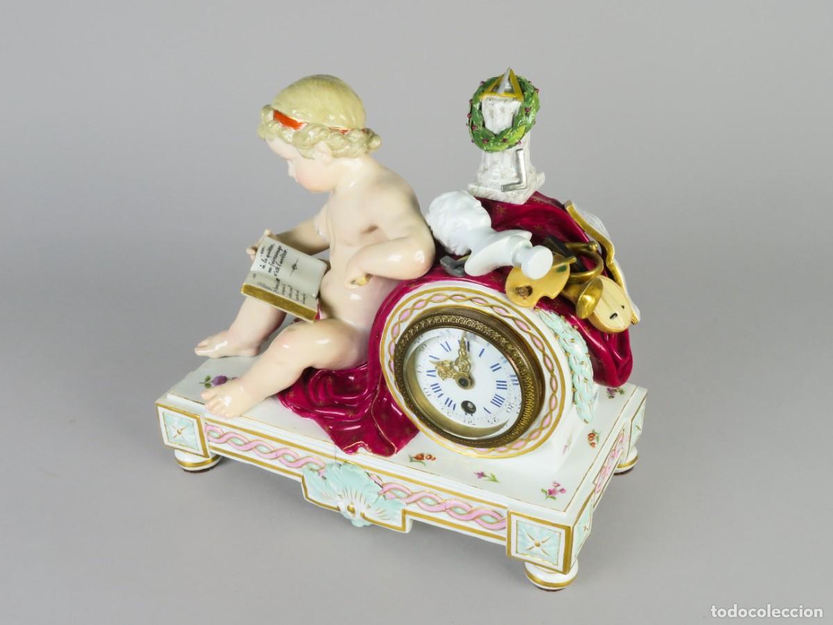 Antig&uuml;edades: Reloj de sobremesa en porcelana esmaltada Meissen con putti y alegor&iacute;a de las artes siglo XIX