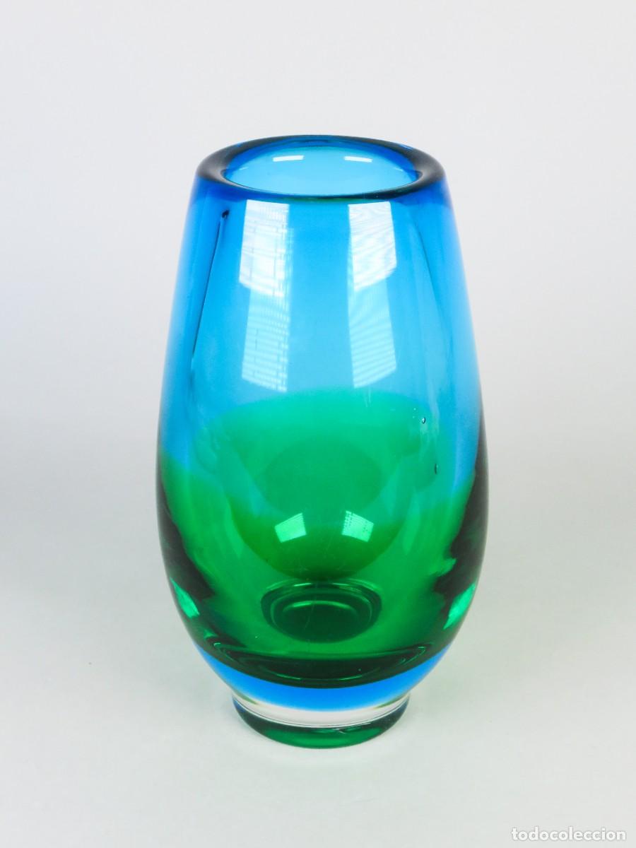Antig&uuml;edades: Jarr&oacute;n l&aacute;grima en vidrio prensado azul y verde Murano siglo XX