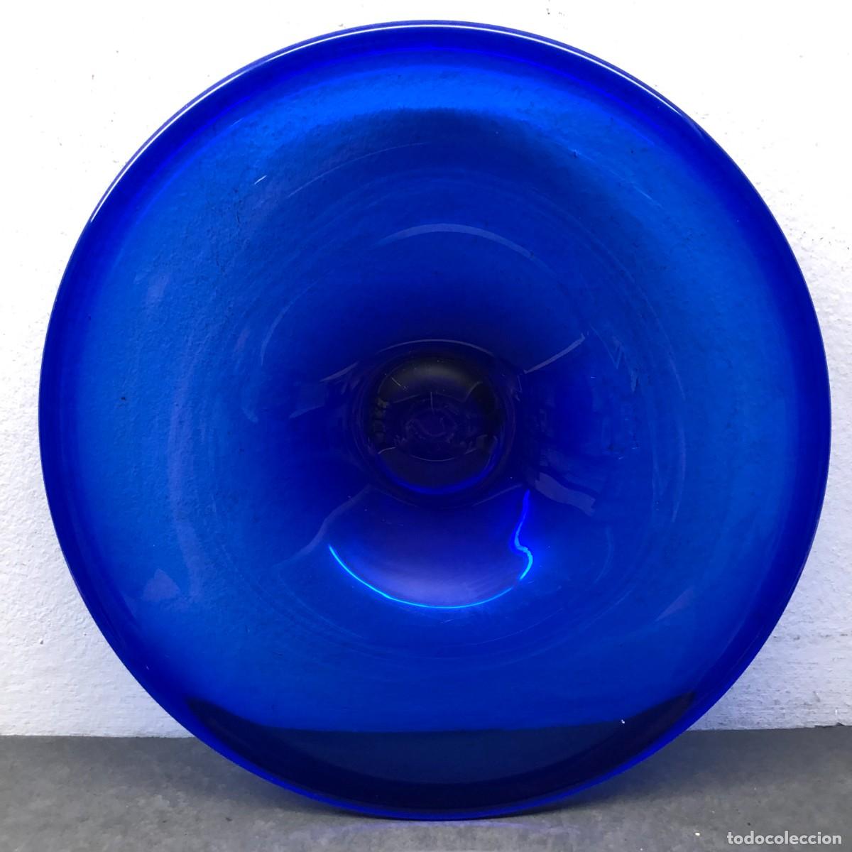 Antig&uuml;edades: PRECIOSO CENTRO DE MESA O PLATO DE CRISTAL AZUL DE DISE&Ntilde;O - 35,5 CM - PIEZA DE COLECCION