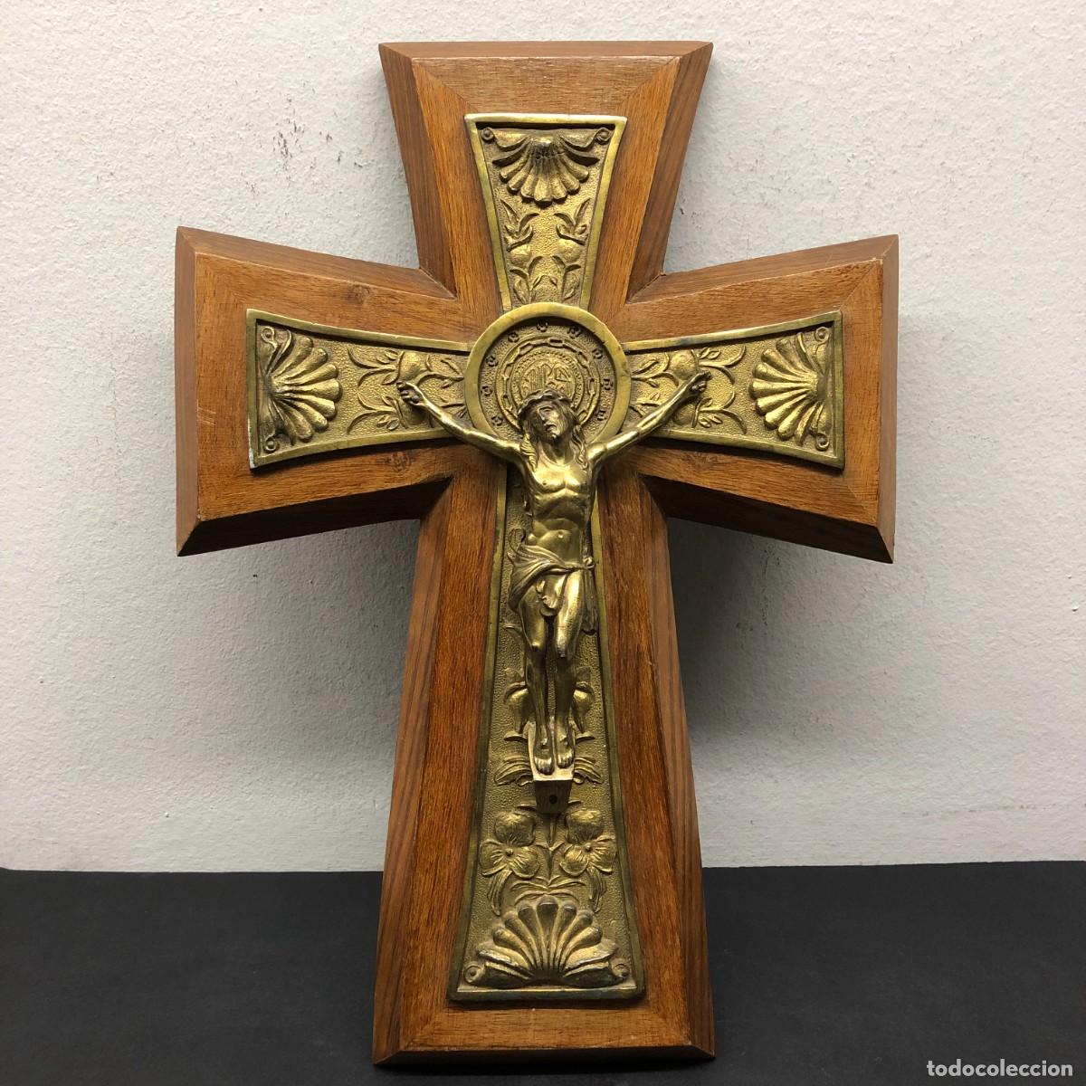 Antig&uuml;edades: PRECIOSO CRUCIFIJO EN MADERA Y LAT&Oacute;N DE DISE&Ntilde;O - JESUCRISTO A LA CRUZ - 45 X 32 CM / 6591