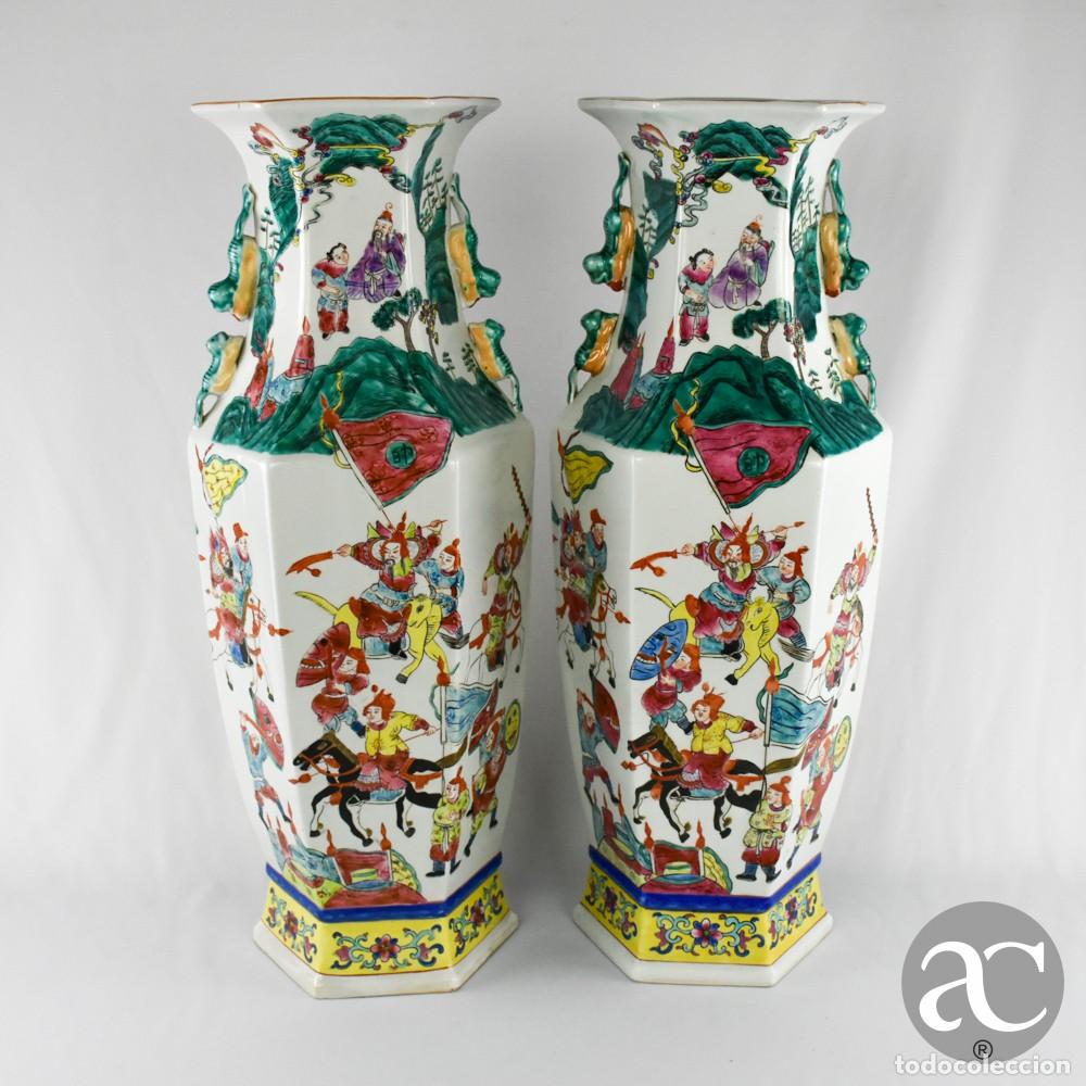Antig&uuml;edades: Par de Jarr&otilde;es hexagonais em Porcelana da China, cenas de guerra, Reinado Guangxu (1875 a 1908)
