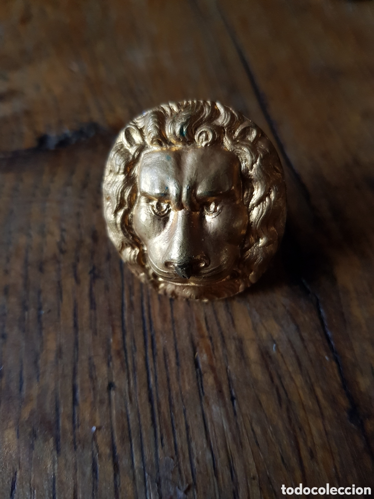 Antig&uuml;edades: ANTIGUA INSIGNIA DE UN LEON