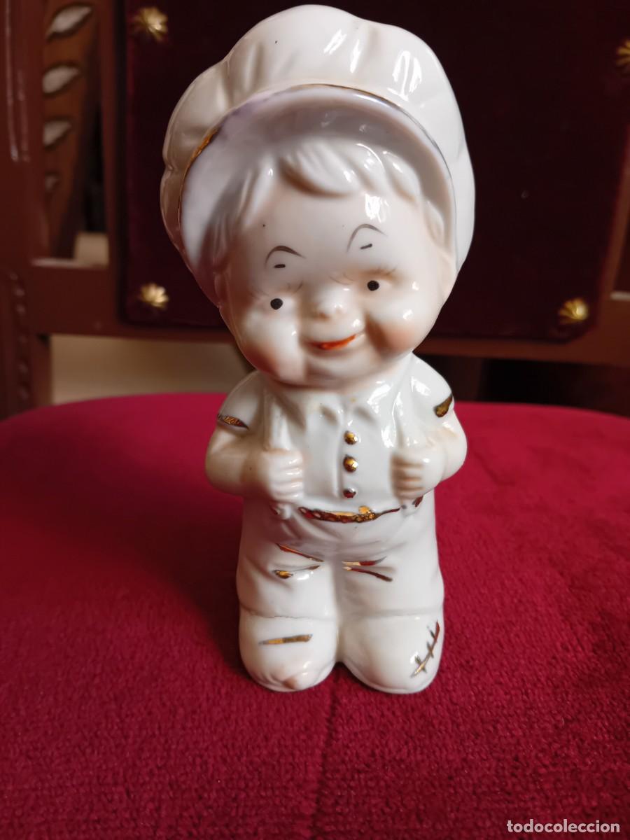 Antig&uuml;edades: Ni&ntilde;o con gorra de porcelana made in Taiw&aacute;n