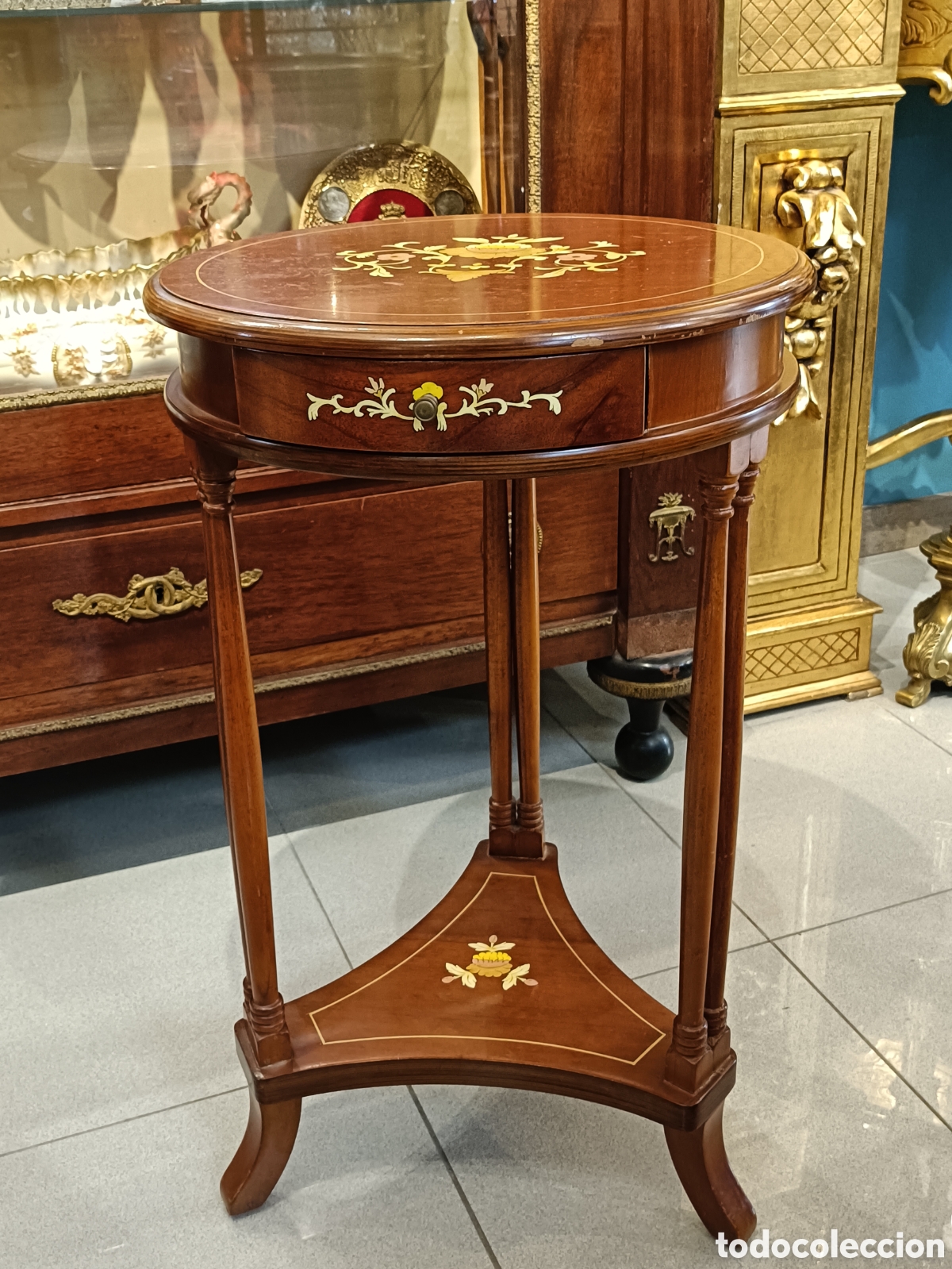 Antig&uuml;edades: ANTIGUA MESA AUXILIAR CON PEQUE&Ntilde;O CAJ&Oacute;N ELABORADA EN MADERA, PINTADA A MANO.