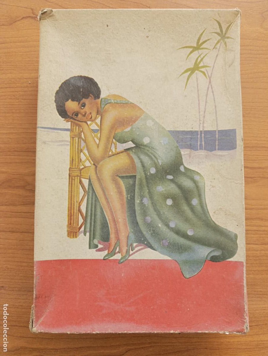 Antig&uuml;edades: BONITA CAJA DE CART&Oacute;N DE MEDIAS. MUY DECORATIVA.