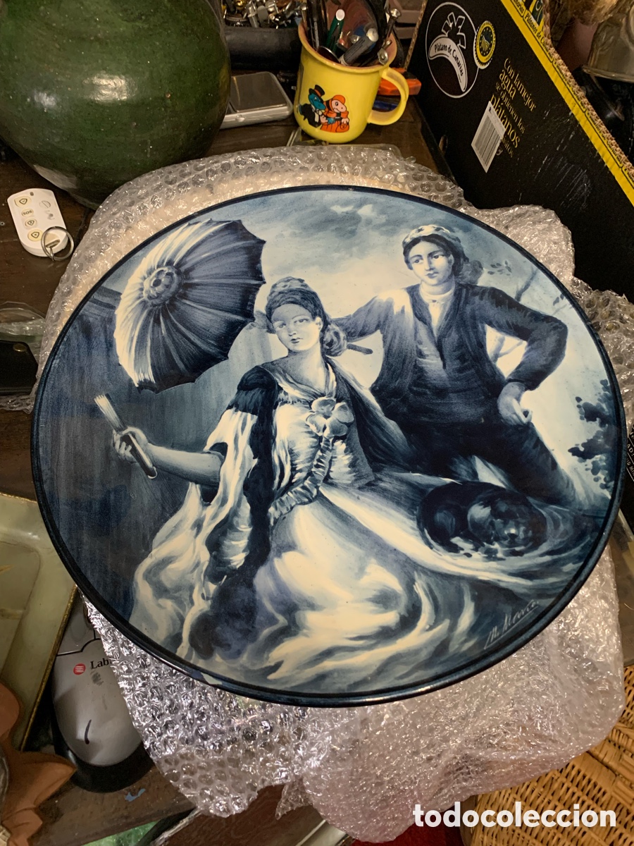 Antig&uuml;edades: Gran plato de cer&aacute;mica pintada a mano escena El quitasol de Goya Fdo.