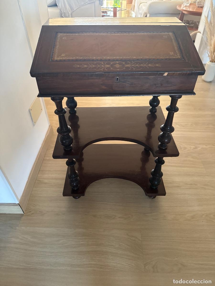 Antig&uuml;edades: &ldquo;Antiguo secreter/pupitre de madera con cuero decorado, &eacute;poca sin determinar&rdquo;