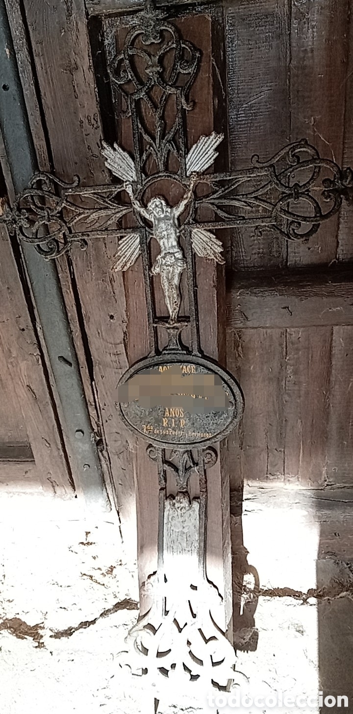 Antig&uuml;edades: Antigua Cruz Funeraria de Cementerio. Hierro Fundido Macizo. Con Placa de 1979. Para Restaurar o Dec