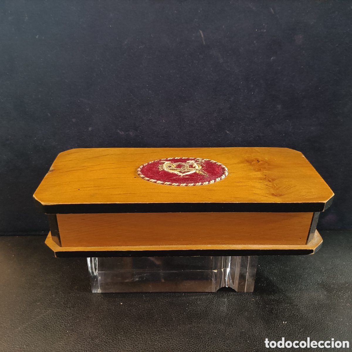 Antig&uuml;edades: Caja para sellos de madera.