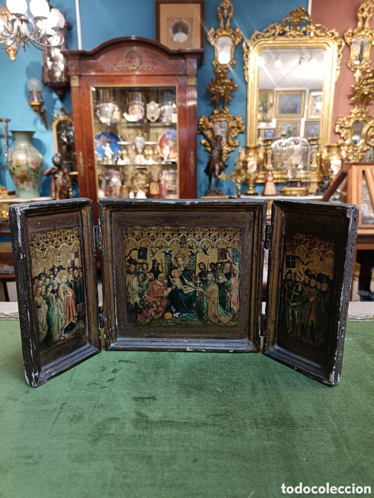 Antig&uuml;edades: Tr&iacute;ptico port&aacute;til de madera con una reproducci&oacute;n de estilo g&oacute;tico que representa la Adoraci&oacute;n...