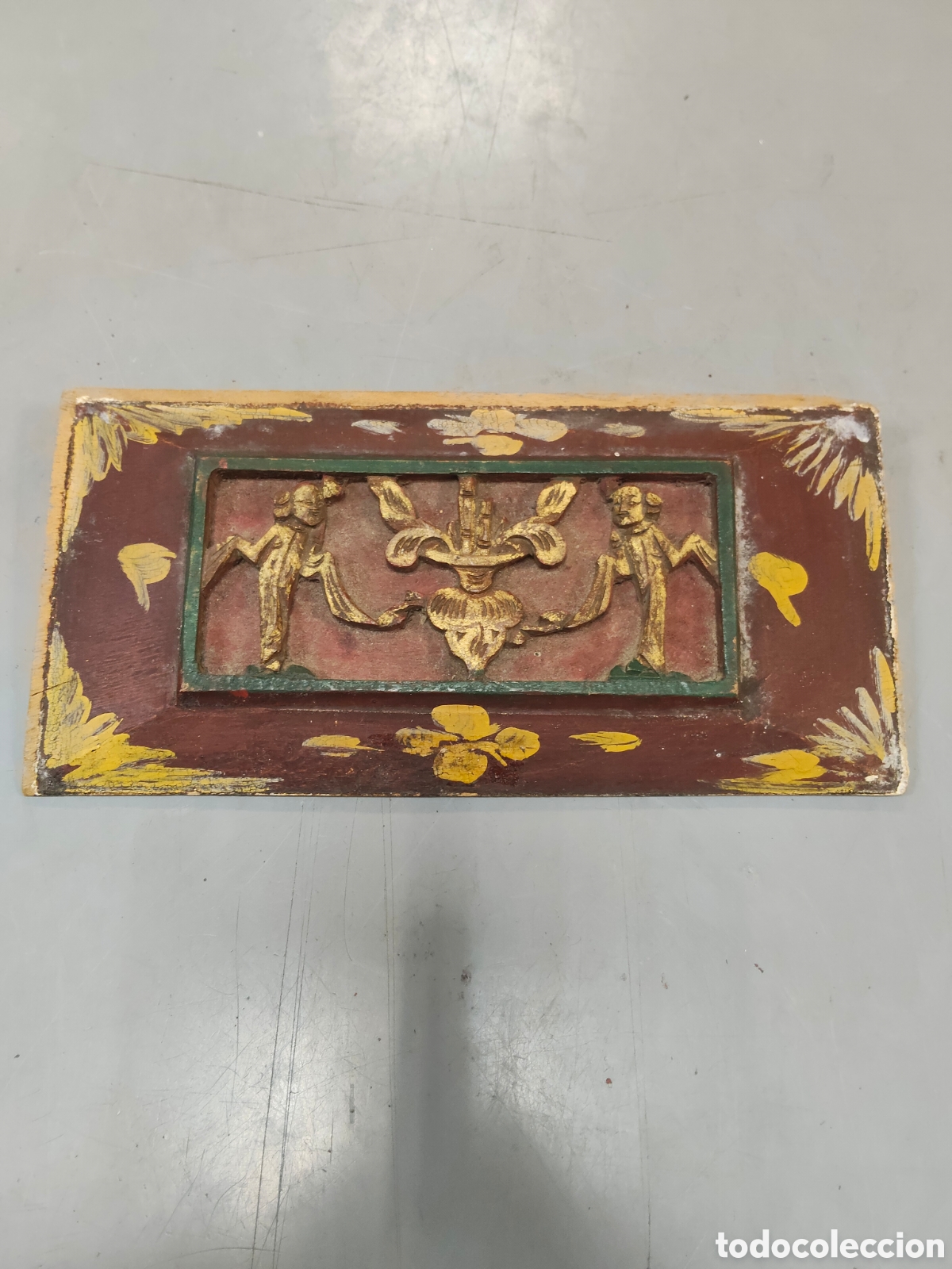 Antig&uuml;edades: fragmento de panel de madera tallada y policromada,